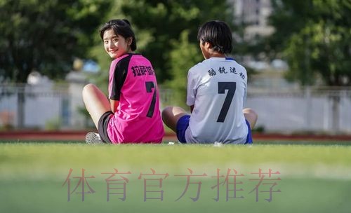 新华社：女队长率领男足出征比赛！这姑娘真的太帅了